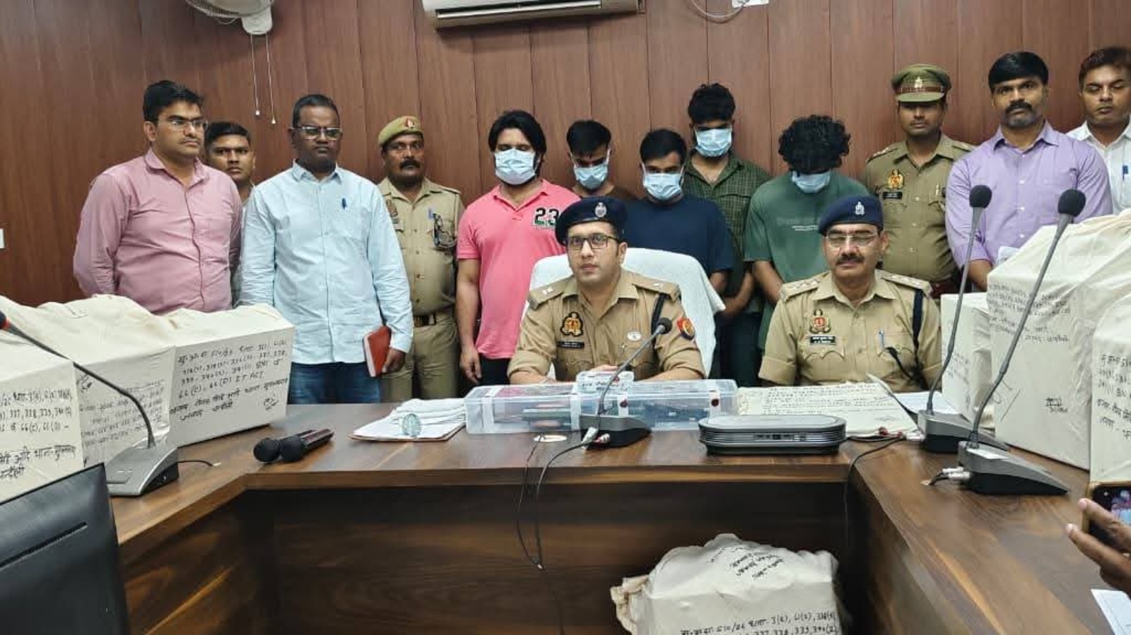 मुगलसराय में फर्जी कॉल सेंटर का भंडाफोड़, पांच गिरफ्तार