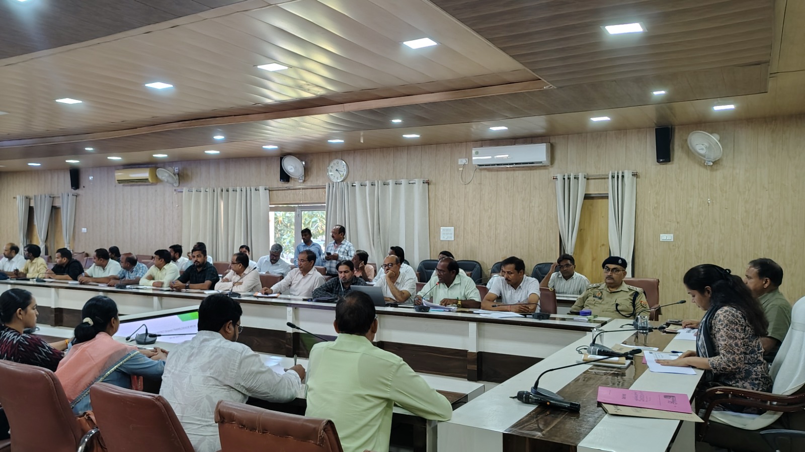 जिलाधिकारी ने की विशेष संचारी रोग नियंत्रण/दस्तक अभियान की बैठक