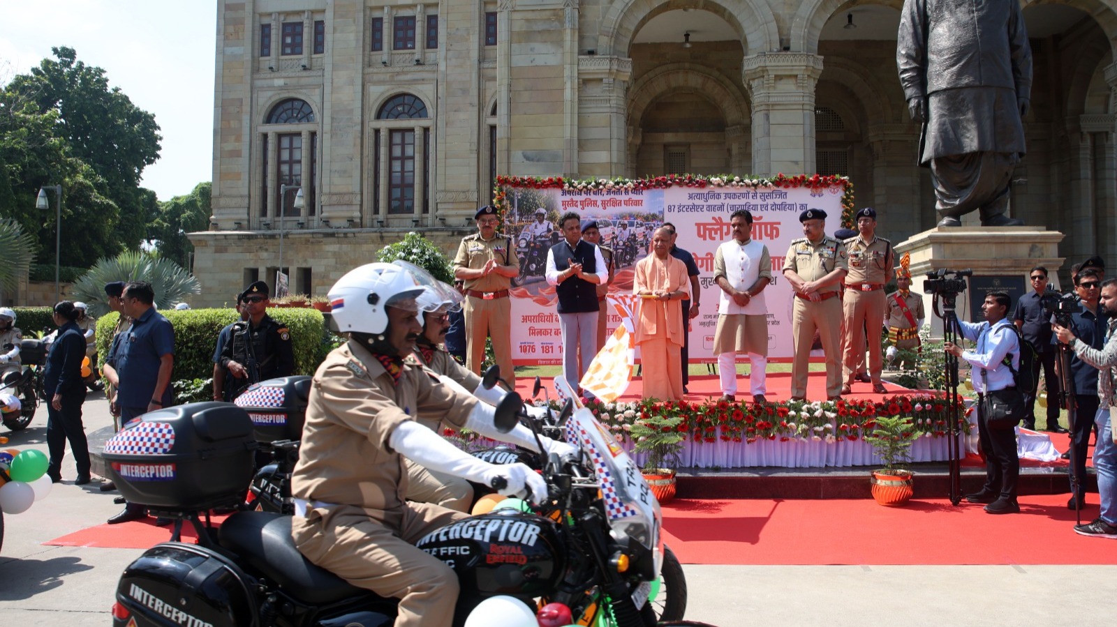 CM Yogi News: वीरता पदक से सम्मानित हुए जांबाज पुलिसकर्मी, शहीद निरीक्षक सुनील कुमार की पत्नी को भी किया सम्मानित