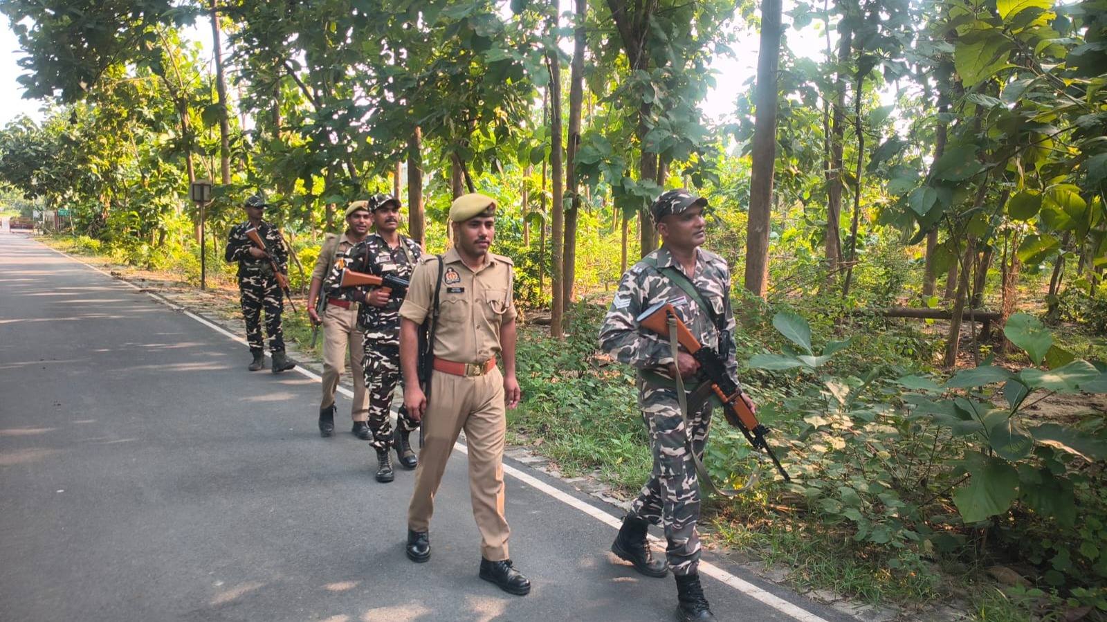 पुलिस अधीक्षक के निर्देश पर इंडो-नेपाल बॉर्डर क्षेत्र में शांति-सुरक्षा बनाए रखने हेतु पुलिस एवं एसएसबी की संयुक्त टीम द्वारा की गई पैदल गश्त एवं सघन चेकिंग अभियान
