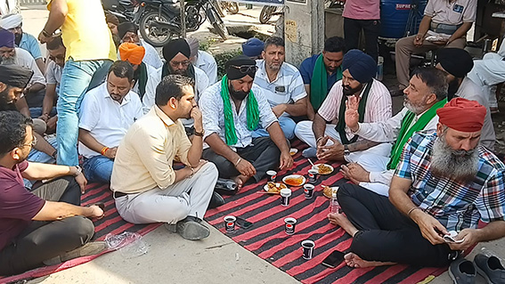 खटीमा मंडी में धान खरीद को लेकर हंगामा, गेट पर ताला जड़कर लगाया जाम, एसडीएम के आश्वासन पर माने किसान
