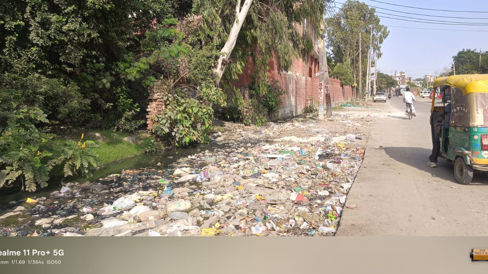 डबुआ: मंदिर, आश्रम, डिस्पेंसरी, पाठशाला के बाहर लगा कचरे का ढ़ेर