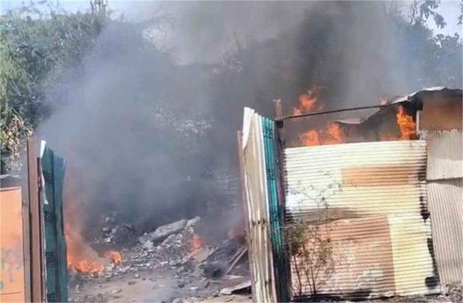 सेक्टर-10 में स्क्रैप गोदाम धधका, कई लाख का सामान जलने की आशंका