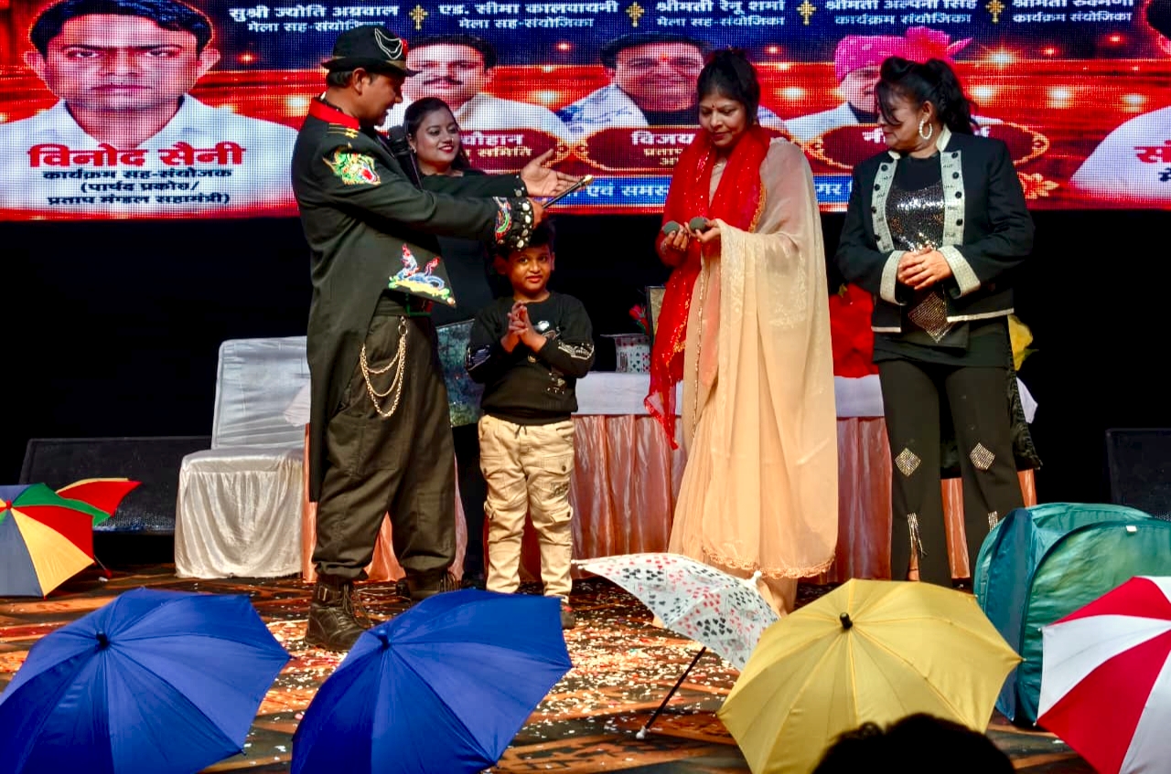 और स्टेज पर होने लगी नोटों की बारिश
