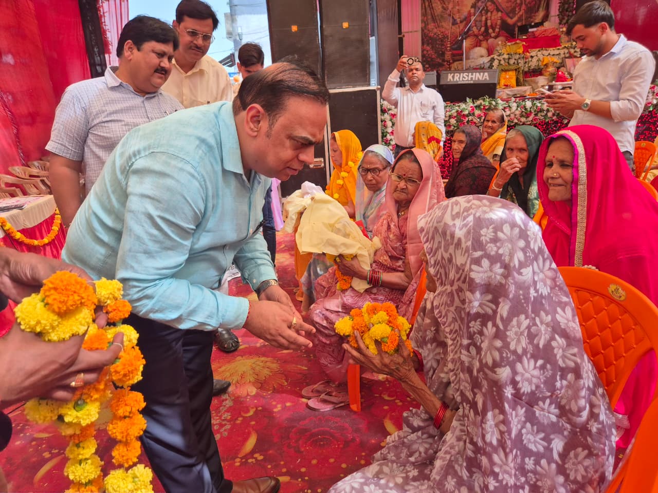 जब अपनों की तरह मिले डीएम समीर, खिल उठे वृद्धजनों के चेहरे