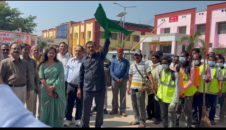 विशेष संचारी रोग नियंत्रण एवं दस्तक अभियान का शुभारंभ, जनजागरूकता रैली को दिखाई गई हरी झंडी