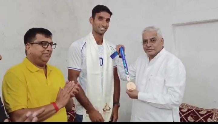 24 सितंबर को एशियन गेम्स में कांस्य जीतने वाले सलमान से मिले राज्य मंत्री, अंगवस्त्र भेंट कर दी शुभकामनाएं।