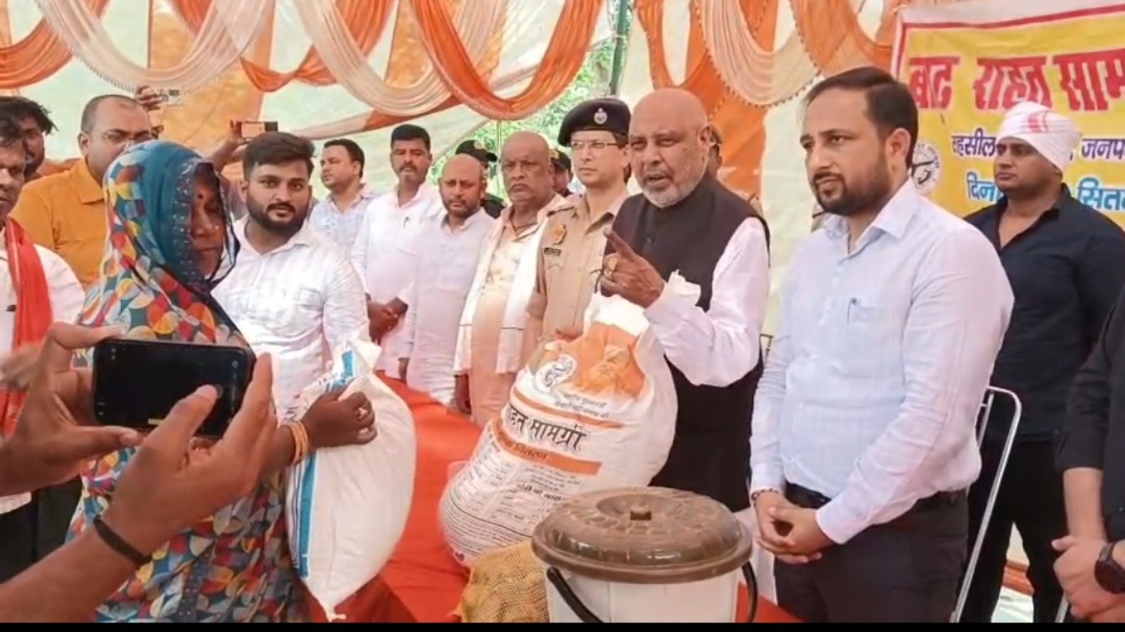 बाढ़ के बीच नाव से गांवों में पहुंचे विधायक और डीएम-एसपी, ग्रामीणों से जाना जमीनी हकीकत