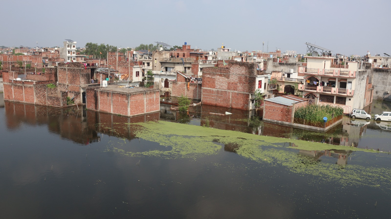 फैजुल्लागंज में जलभराव से जनजीवन बेहाल, ट्रैक्टर-ट्रक के सहारे लोग
