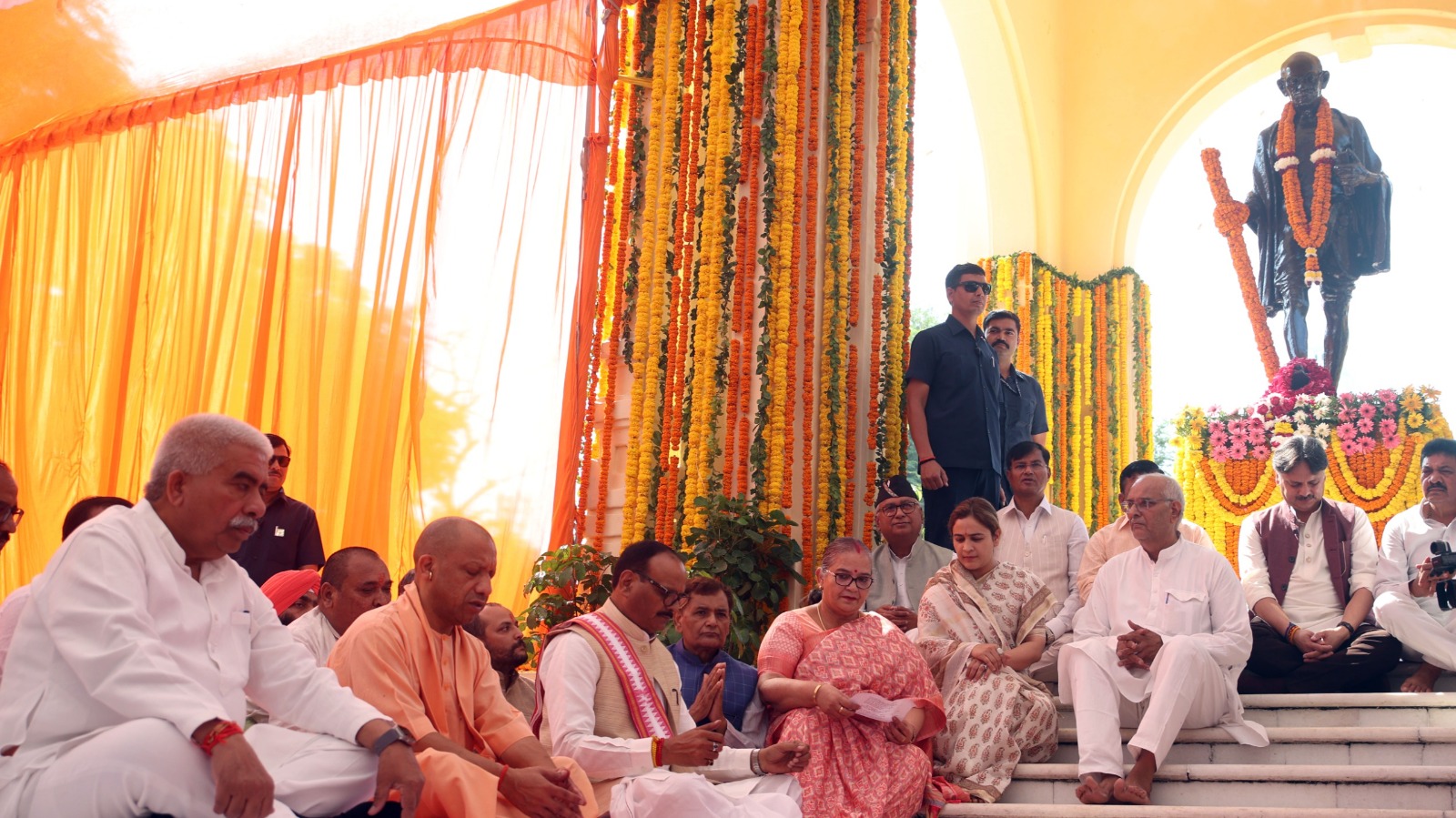 लखनऊ में गांधी जयंती पर भावपूर्ण कार्यक्रम, CM योगी ने बापू की प्रतिमा पर चढ़ाए पुष्प