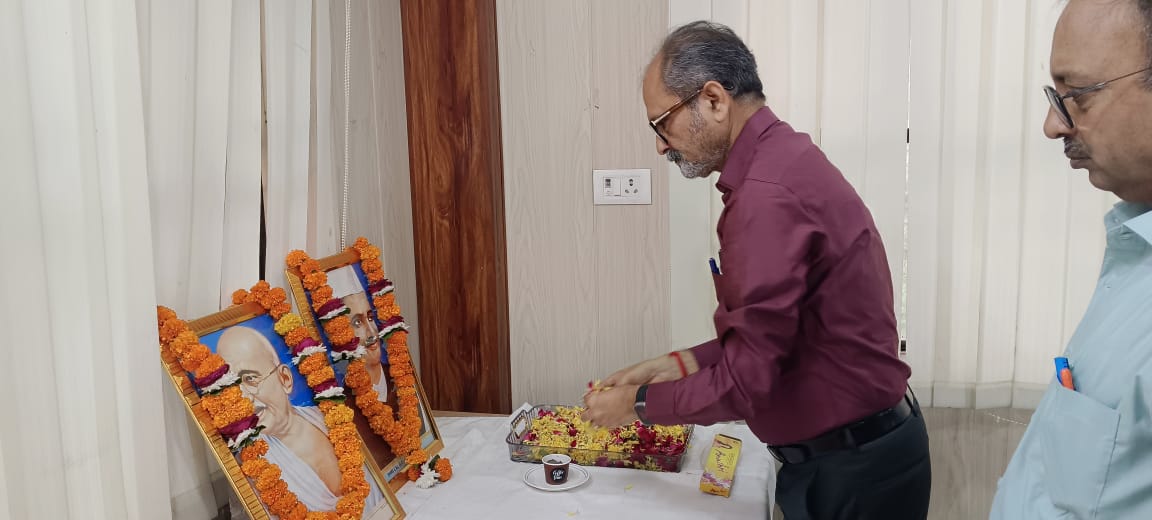 गांधी जयंती एवं शास्त्री जयंती पर अधिकारियों-कर्मचारियों ने किया महापुरुषों को नमन