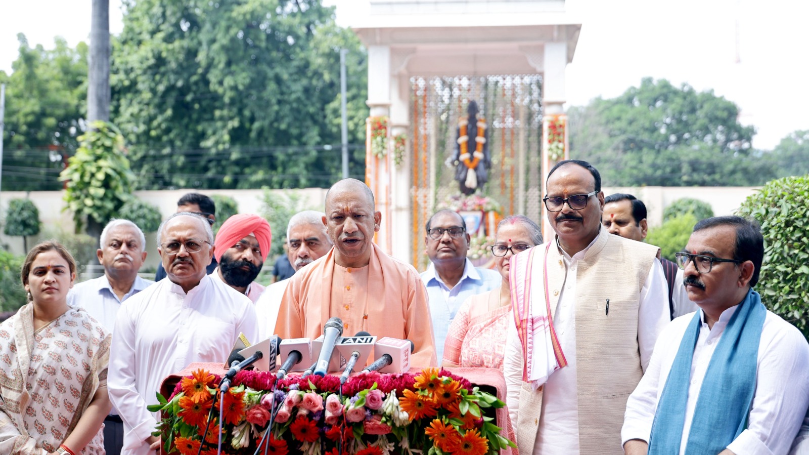 गांधी-शास्त्री जयंती पर CM योगी का संदेश, स्वदेशी से ग्राम स्वराज तक विचारों को किया याद
