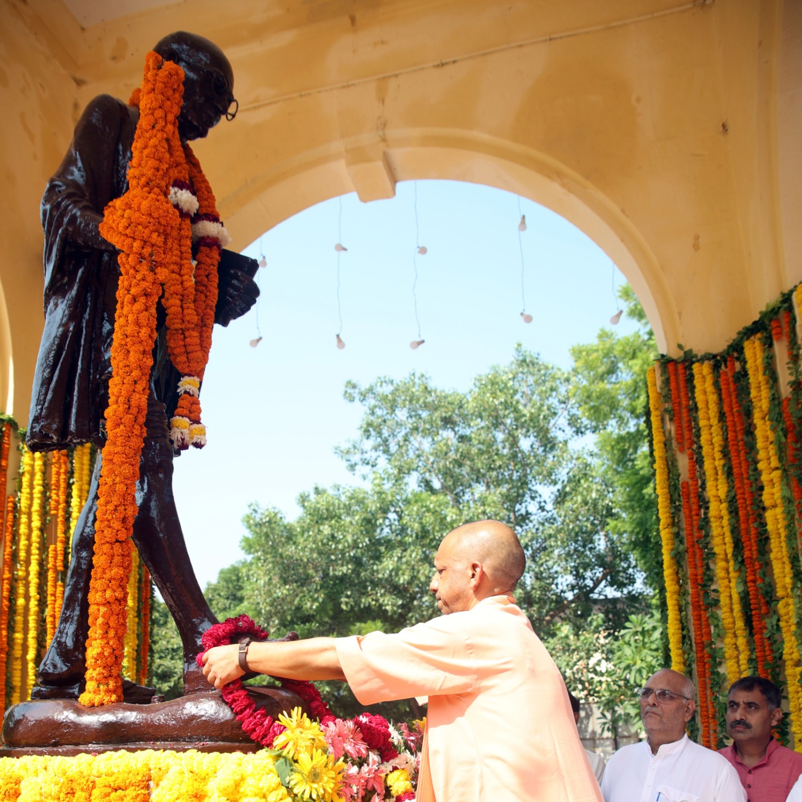 मुख्यमंत्री ने राष्ट्रपिता महात्मा गांधी की प्रतिमा पर किया पुष्पार्चन
