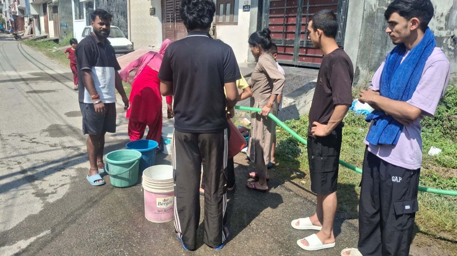इंद्रलोक में चार दिन से पानी का संकट, दो हजार लोगों की जेब पर पड़ रही मार