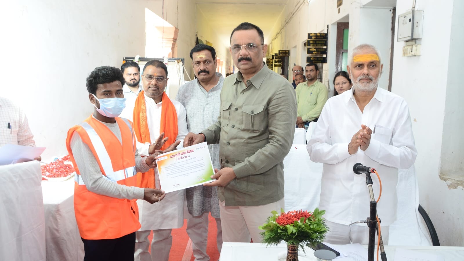 महात्मा गांधी व शास्त्री जी की जयंती पर नगर निगम में फहराया गया तिरंगा, सफाईकर्मियों का हुआ सम्मान