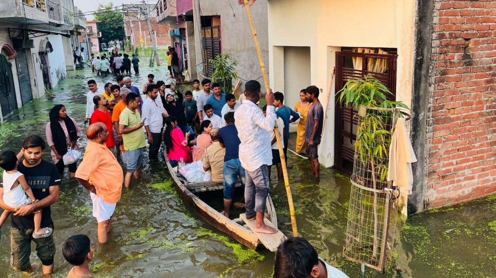 जलभराव प्रभावित दाऊदनगर में बिंदु बोरा ने घर-घर पहुंचकर बांटी राहत सामग्री