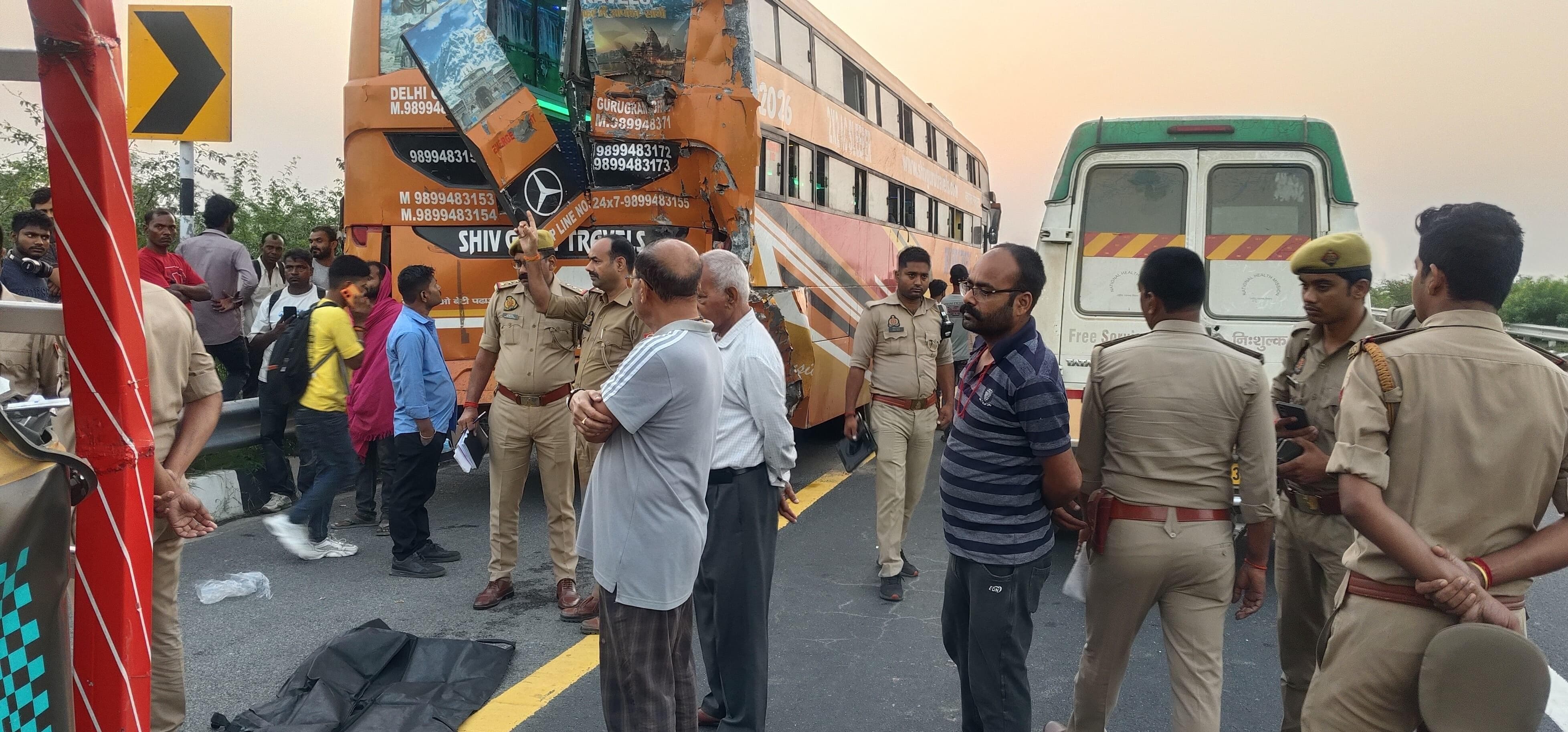 पूर्वांचल एक्सप्रेस पर भीषण सडक हादसा दो की मौत, आधा दर्जन से ज्यादा लोग घायल