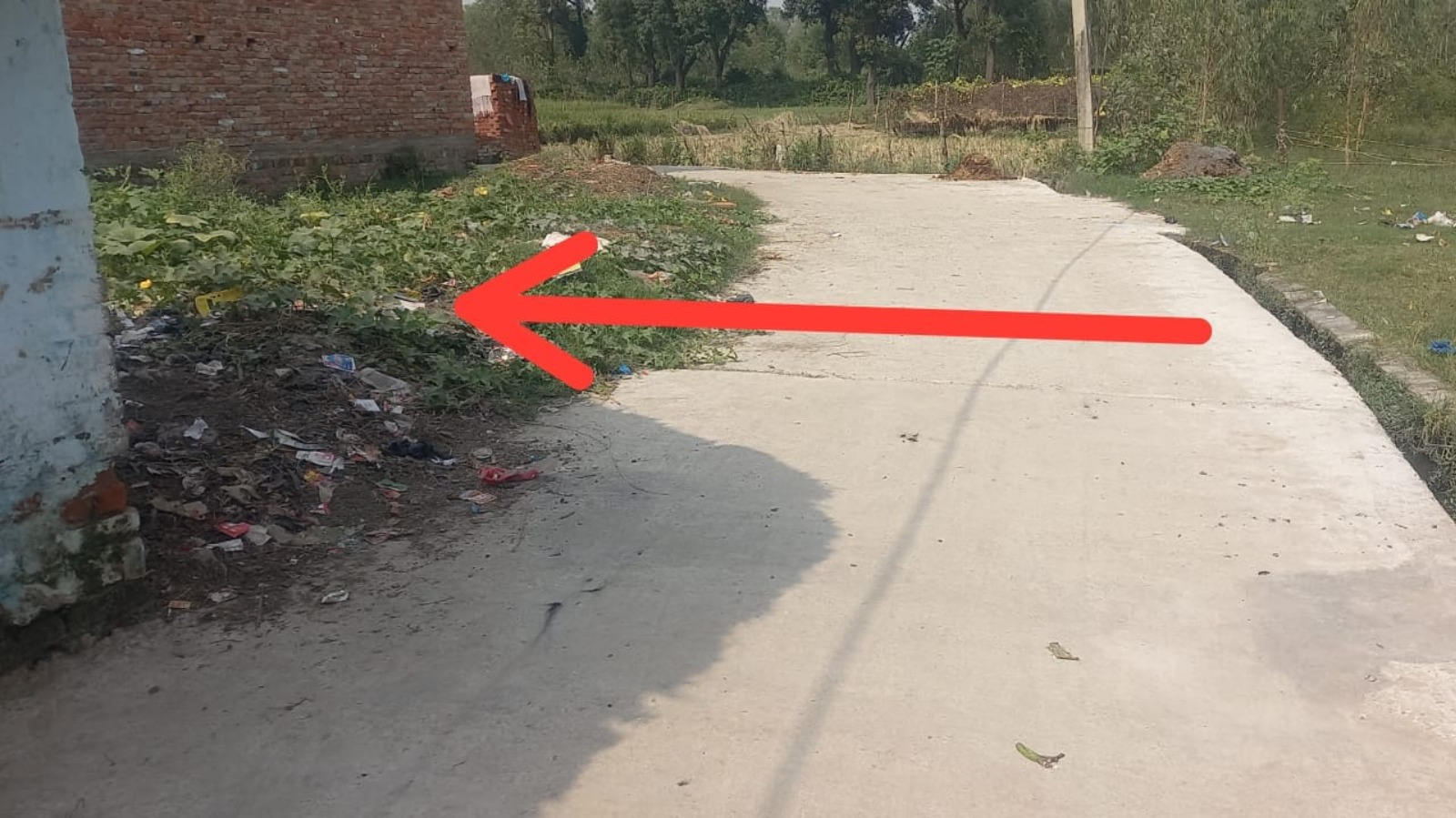 फर्जी काम दिखाकर पांच लाख रुपये निकालने का आरोप, डीएम से शिकायत