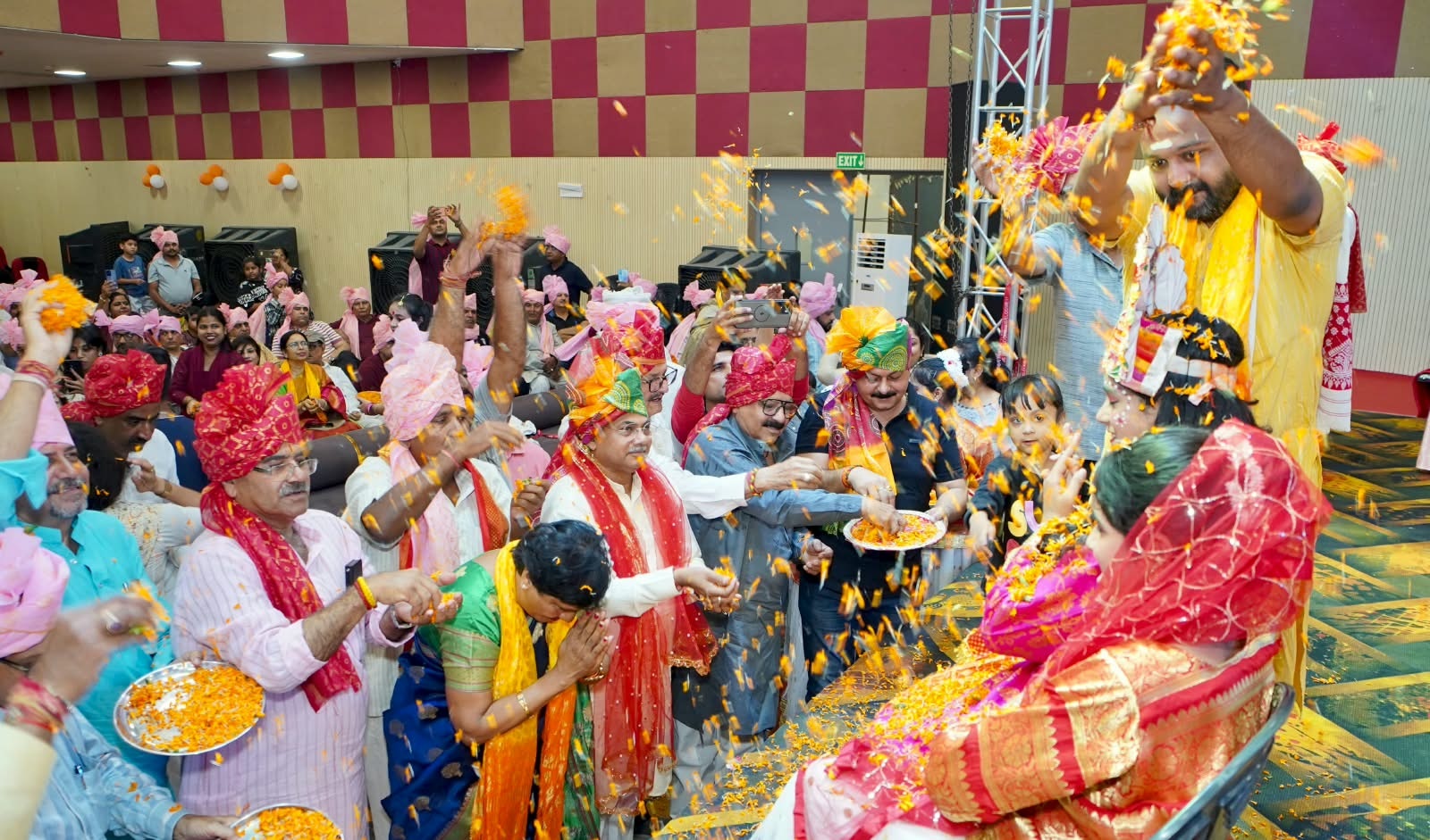श्रद्धालुओं ने की राधा-कृष्ण की झांकी पर पुष्प वर्षा