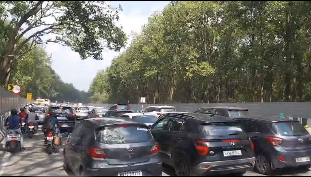 हाईवे पर थमा पहाड़ों का सफर, जाम में फंसे पर्यटक
