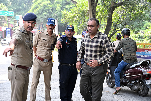 बड़े वीकेंड पर नैनीताल में उमड़ा सैलानियों का सैलाब, सड़कों पर उतरी पुलिस