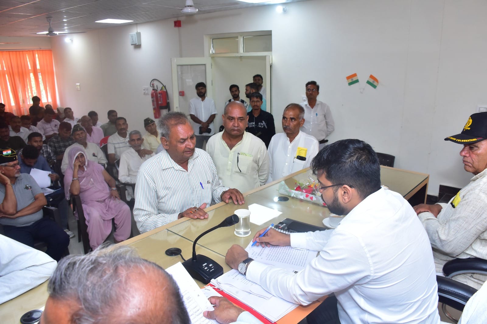 डीएम ने सुनी पूर्व सैनिकों की समस्याएं