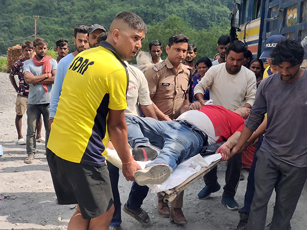 सहस्त्रधारा में 50 मीटर गहरी खाई में गिरी कार, तीन घायल