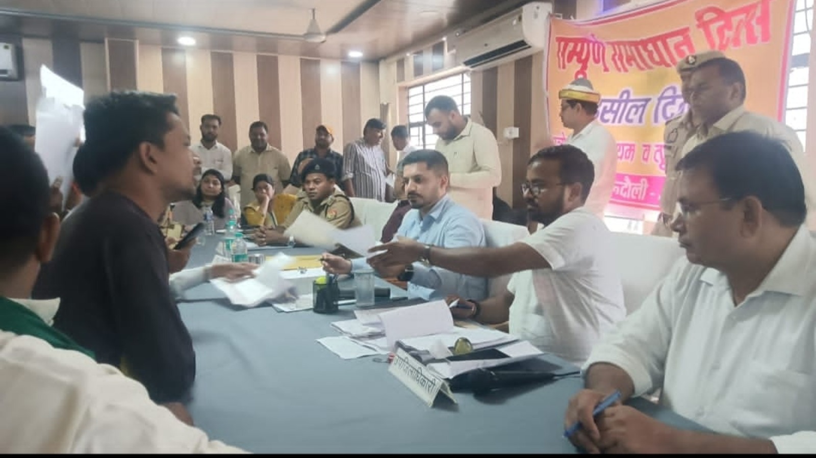 समाधान दिवस में डीएम ने एक्सईएन को लगाई फटकार