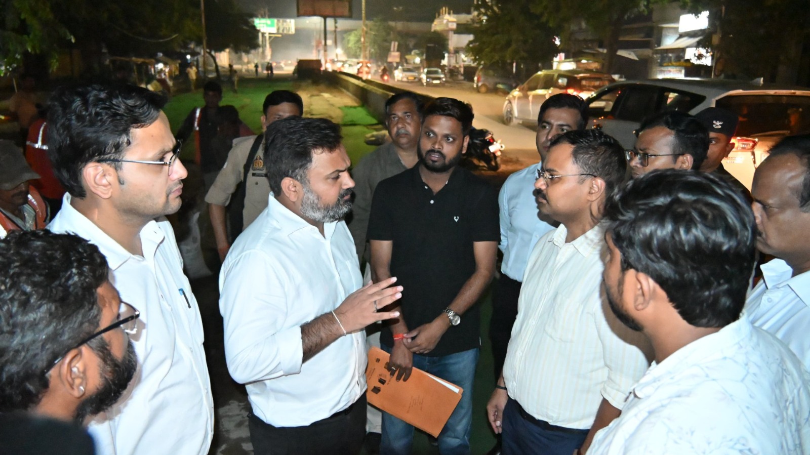 रात्रिकालीन निरीक्षण में जिलाधिकारी ने सीएम ग्रिड सड़क कार्यों में तेजी एवं गुणवत्ता सुनिश्चित करने के दिए निर्देश