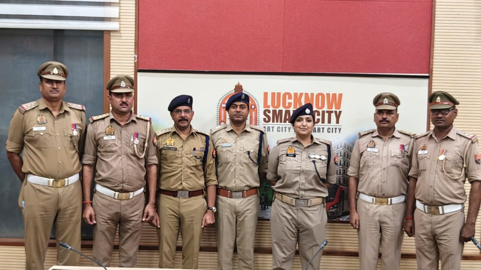 सेवा पदक से सम्मानित यातायात पुलिसकर्मी