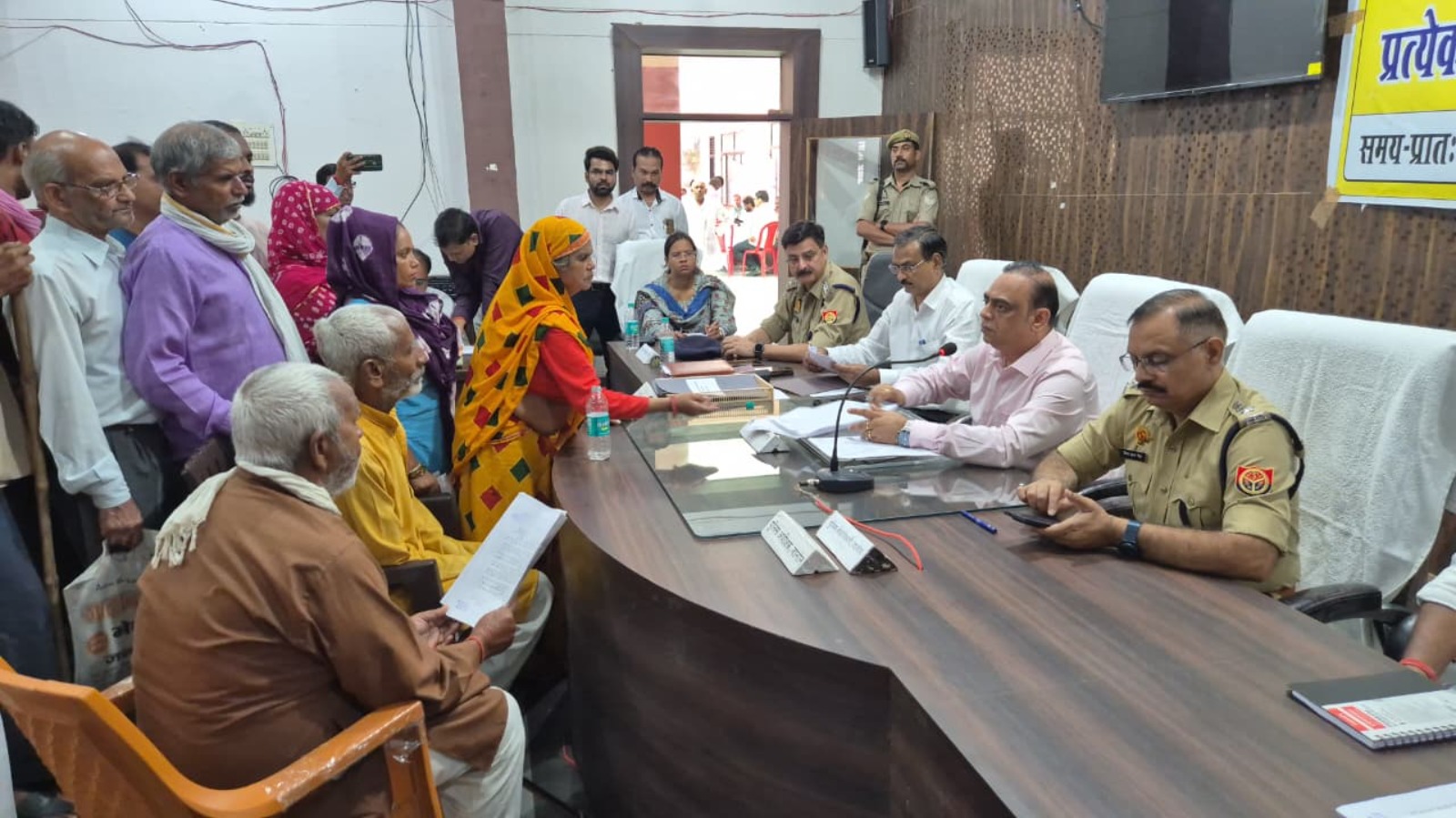 सम्पूर्ण समाधान दिवस में डीएम-एसपी ने सुनीं जनसमस्याएं, गुणवत्तापूर्ण निस्तारण के दिए निर्देश