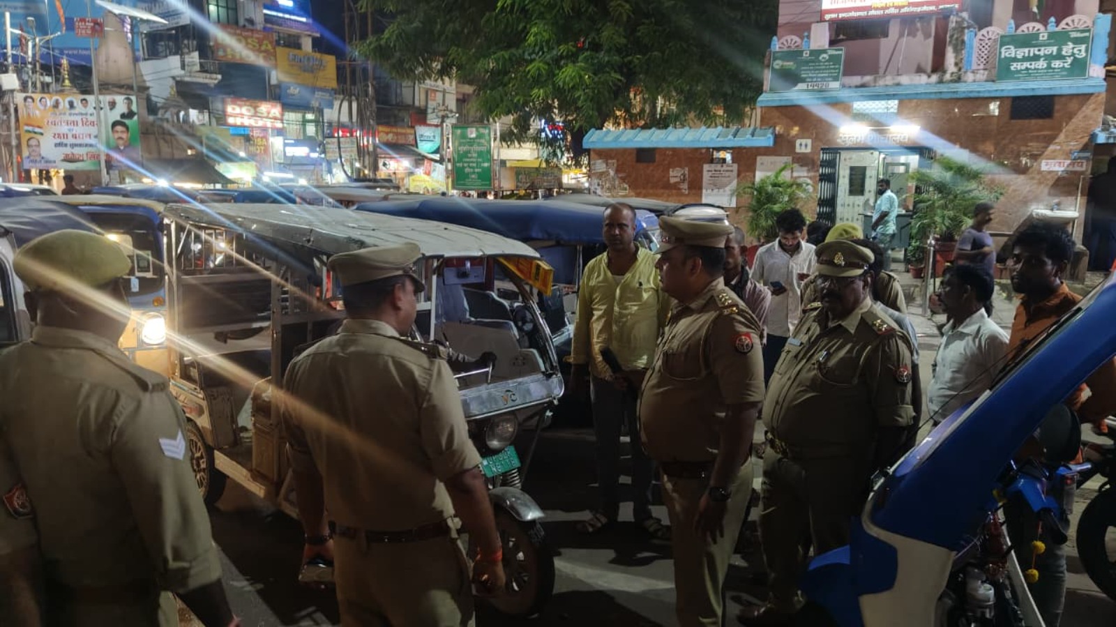 खबर का असर: मुंशी पुलिया पर अवैध पार्किंग के खिलाफ पुलिस का शिकंजा