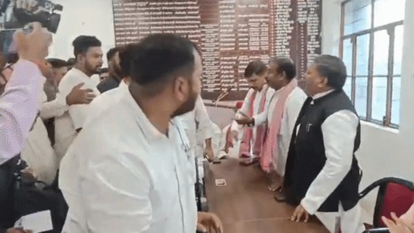 गोरखपुर में प्रेस कॉन्फ्रेंस के दौरान भिड़े सपा नेता, मारपीट के आरोपों से मचा हड़कंप; अखिलेश यादव तक पहुंचेगा मामला