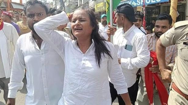 इस्तीफे की मांग पर सपाइयों का प्रदर्शन, पुलिस से धक्का-मुक्की