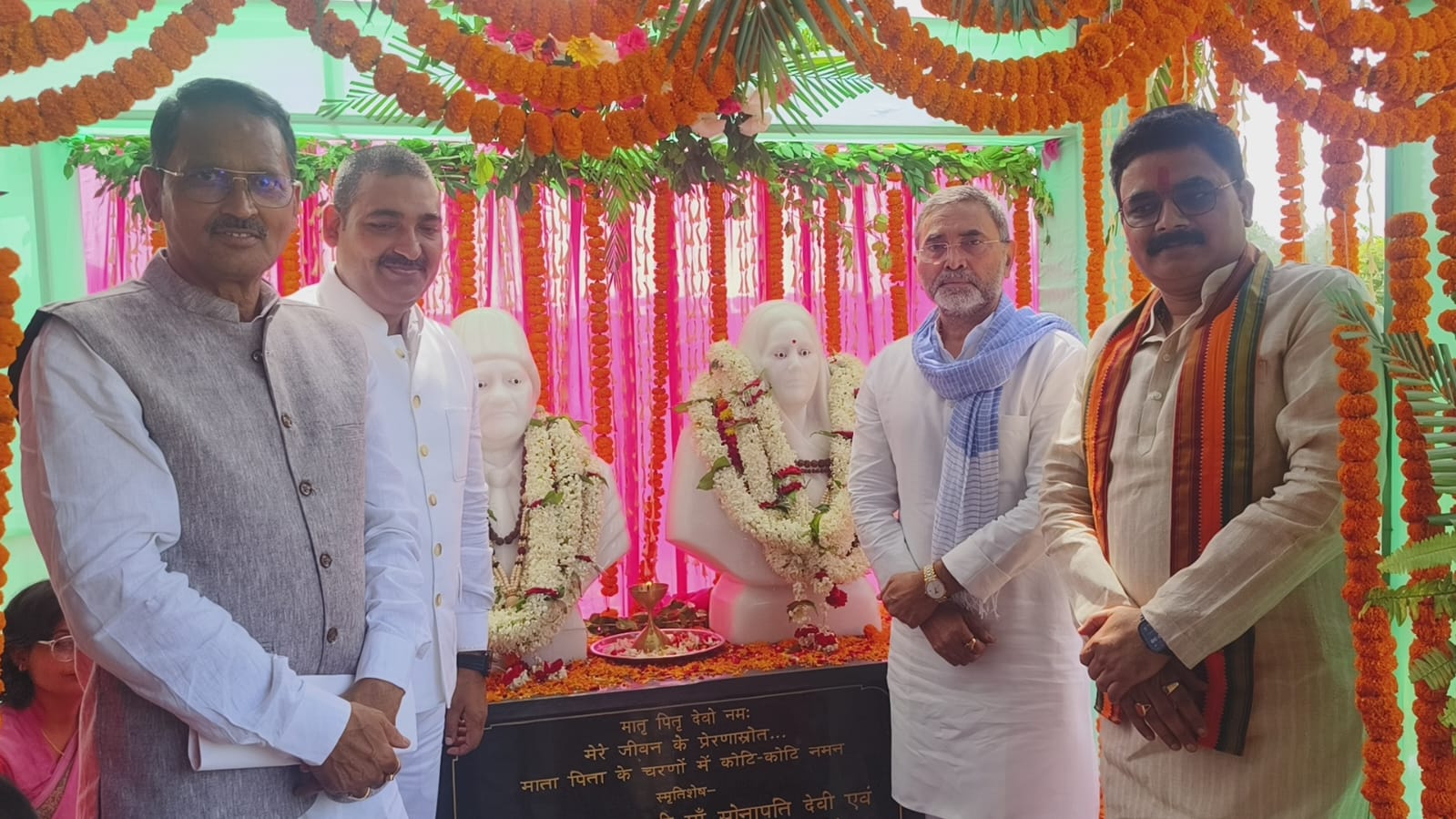 बृजेश सिंह ने किया रामनन्दन सिंह व सोनापति देवी के प्रतिमा का अनावरण