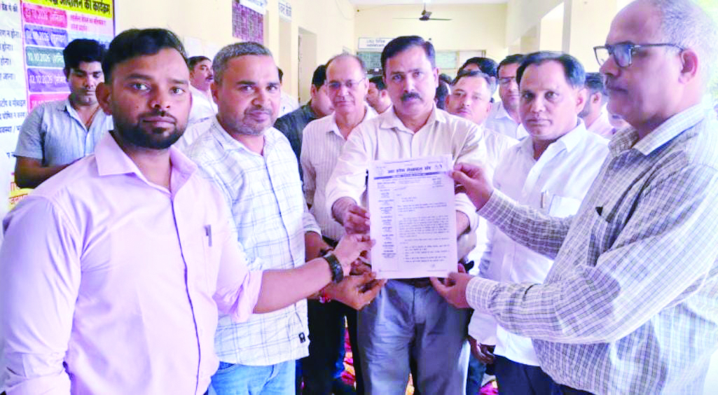 उत्तर प्रदेश लेखपाल संघ से जुड़े लेखपालों ने तहसील परिसर में मांगों को लेकर दिया धरना