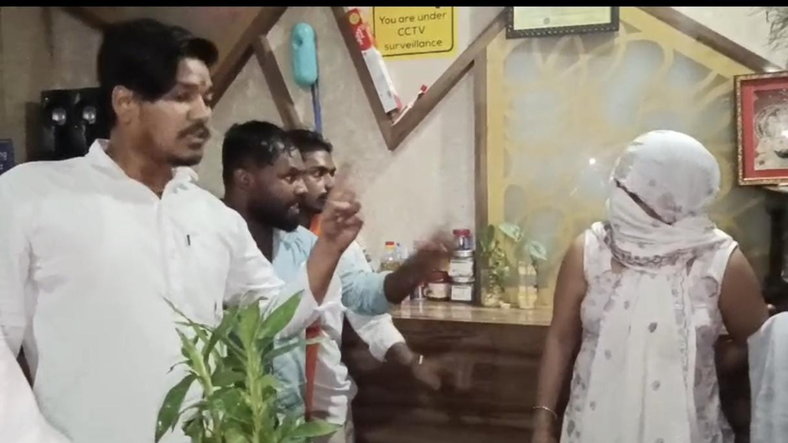 स्पा सेंटरों की आड़ में देहव्यापार के आरोप, बजरंग दल का हंगामा