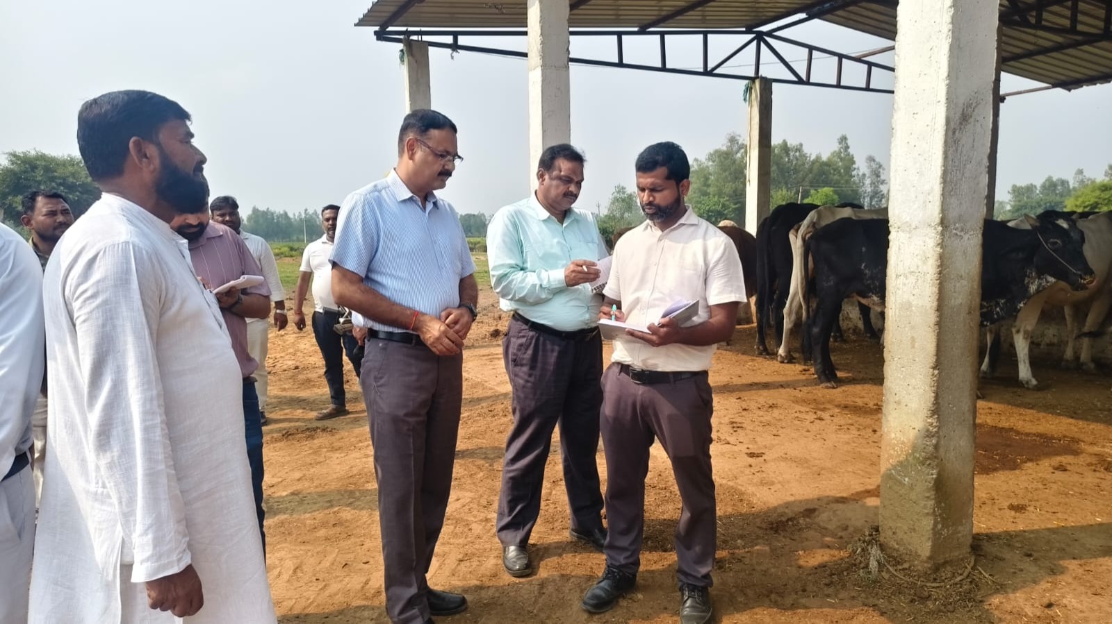 हर्रायपुर गौशाला में डीएम का औचक निरीक्षण, व्यवस्थाओं का लिया जायजा