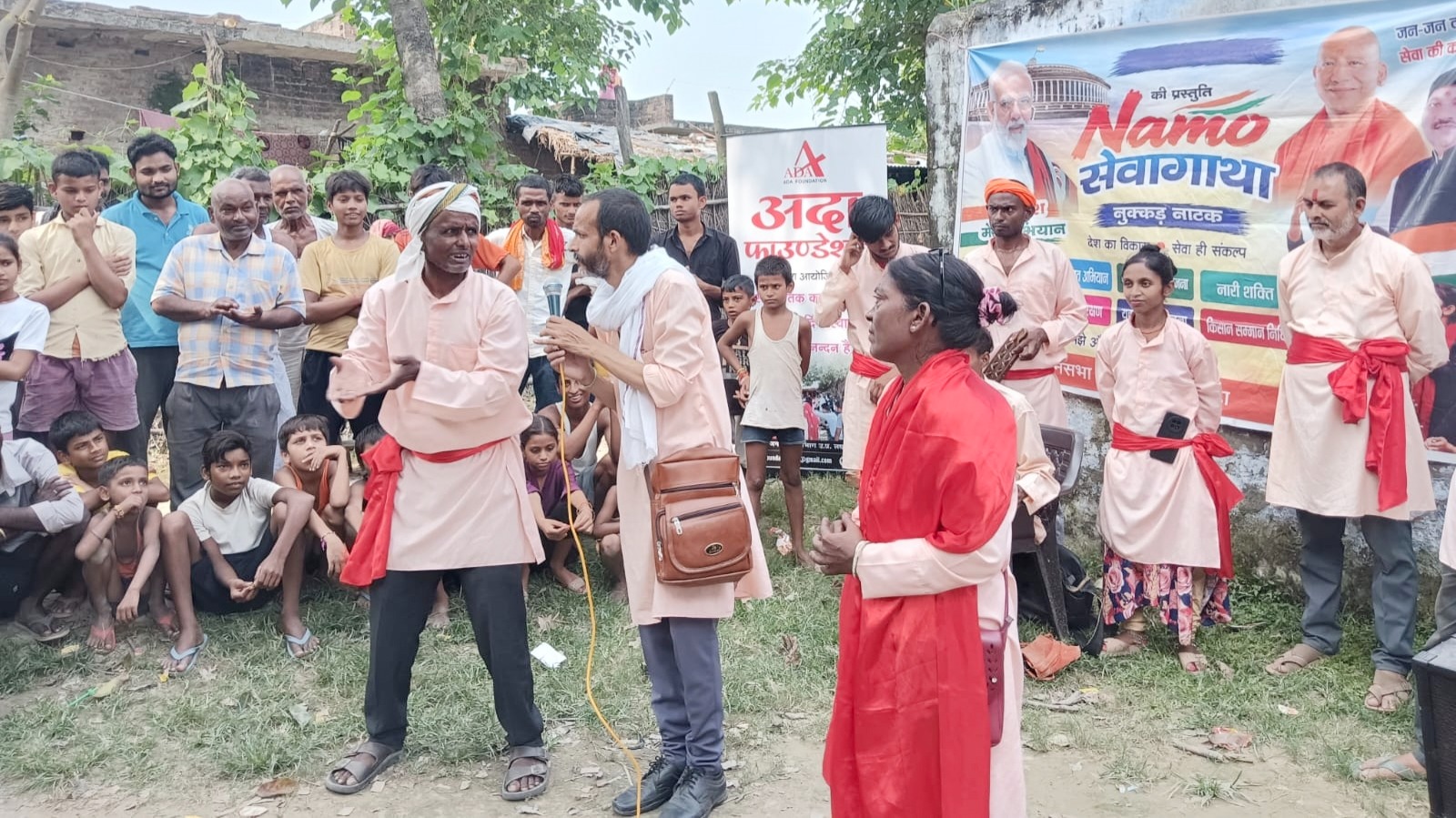 नुक्कड़ नाटक से लोगों को कर रहे जागरूक