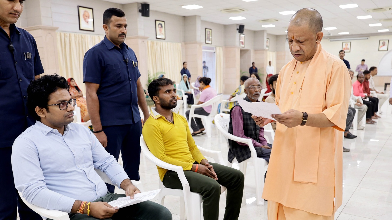 जनता दर्शन में सीएम योगी का सख्त संदेश, दूसरी बार फरियाद आई तो तय होगी अफसरों की जवाबदेही