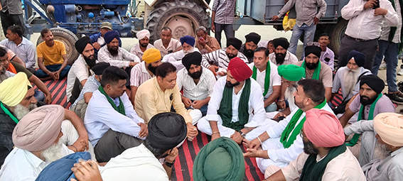 खटीमा मंडी में पांचवें दिन भी धान खरीद ठप, किसानों का धरना जारी, प्रशासन के खिलाफ फूटा गुस्सा