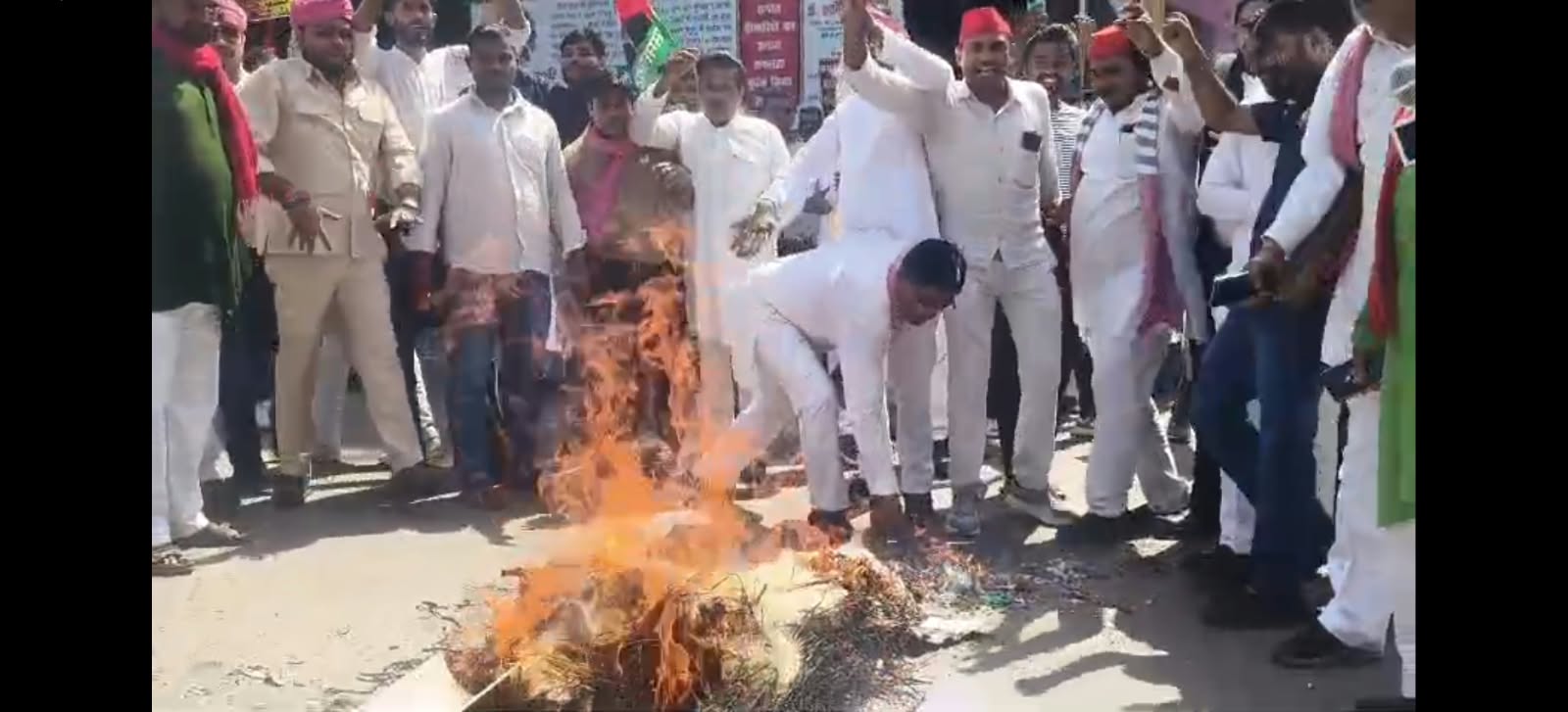 बाँदा SIR के विरोध में सपा का प्रदर्शन, ज्ञानेश कुमार का पुतला फूंका