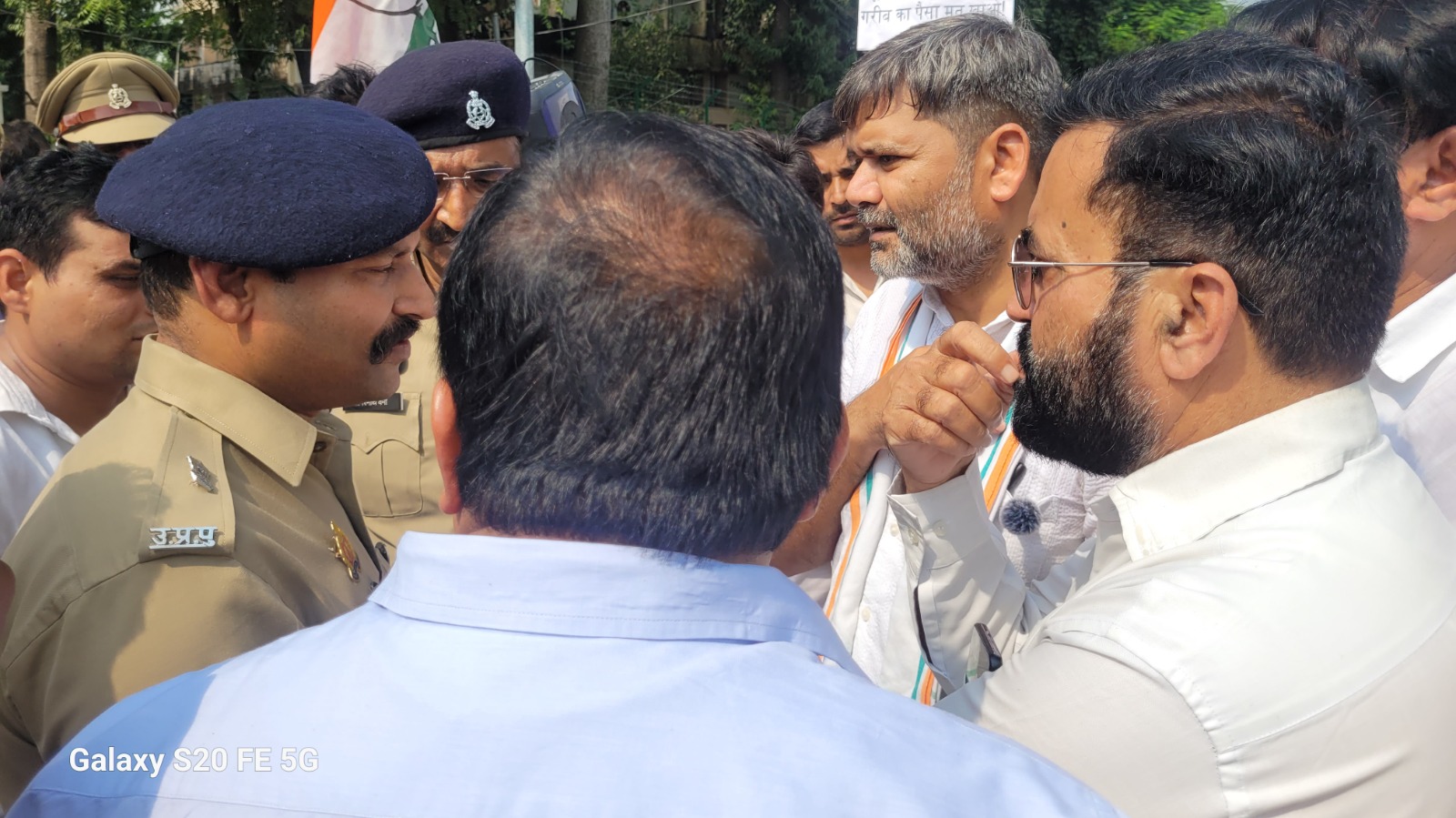 गन्ना भुगतान को लेकर किसानों का हंगामा, कलक्ट्रेट कूच पर अड़े