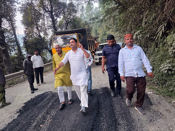 चाफी-पदमपुरी-धारी मोटर मार्ग पर डामरीकरण कार्य का मंत्री कैड़ा ने किया निरीक्षण