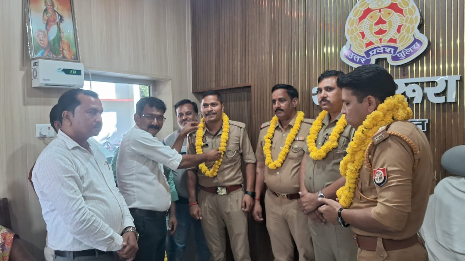 दिनदहाडे चोरी के मामले के अभूतपूर्व खुलासे पर व्यापार मण्डल ने रूरा पुलिस बल को किया सम्मानित