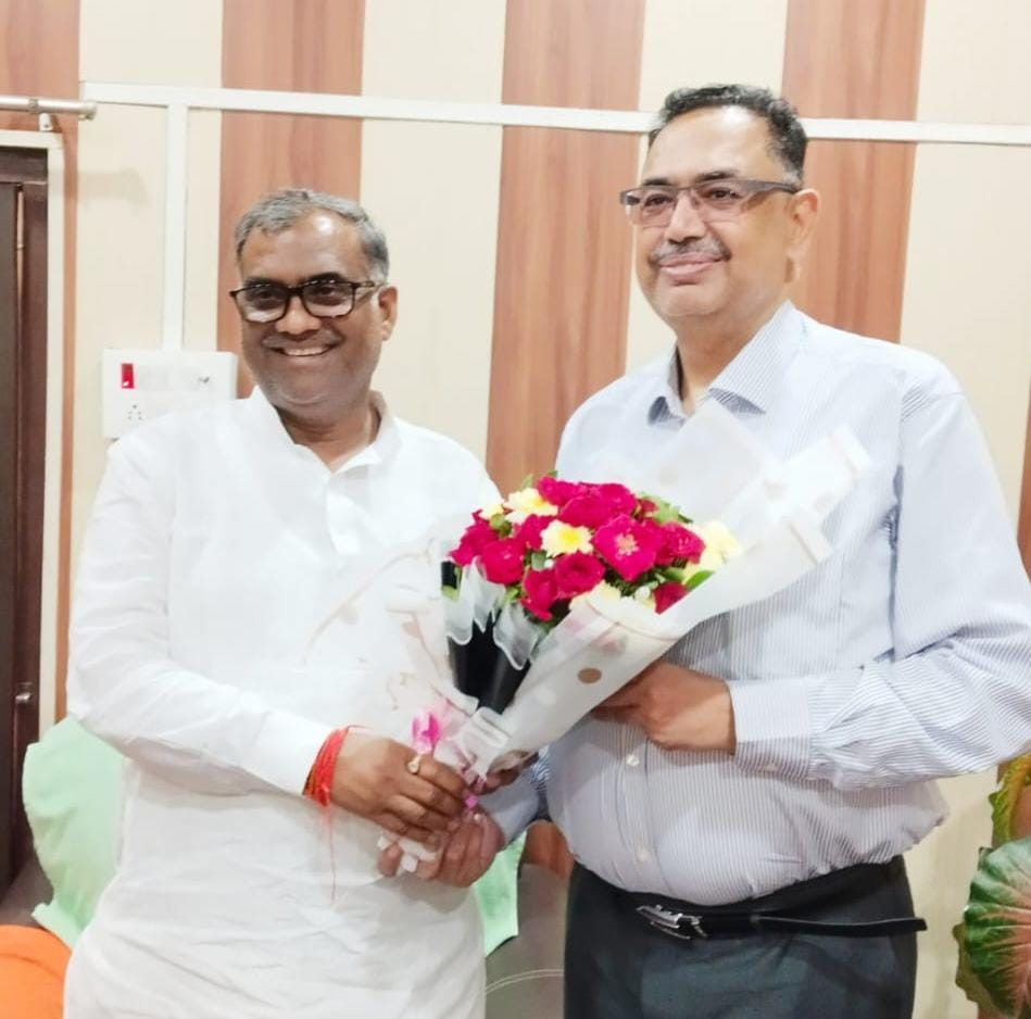 खेल सुविधाओं के लिए कुलपति ने खेल मंत्री को सौंपा प्रस्ताव