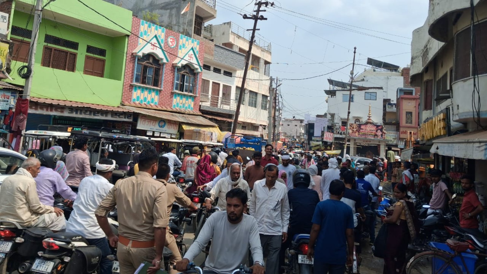 पाइपलाइन मरम्मत के लिए खोदे गड्ढे से थाने के सामने भीषण जाम, तीन दिन से राहगीर परेशान