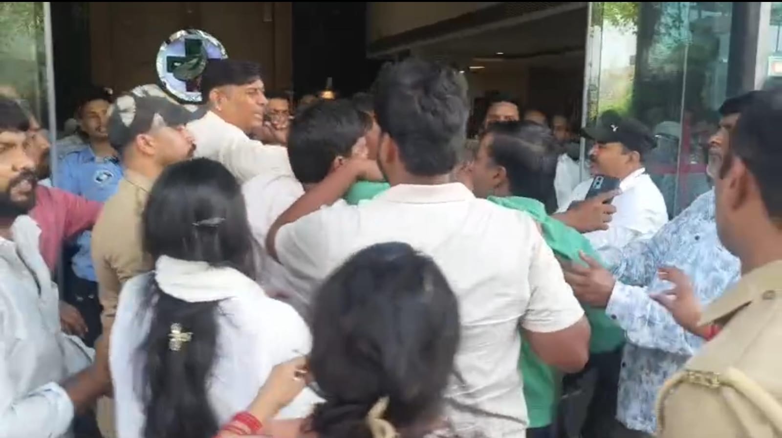 इलाज में लापरवाही व मारपीट का आरोप,बंद की दवाए
