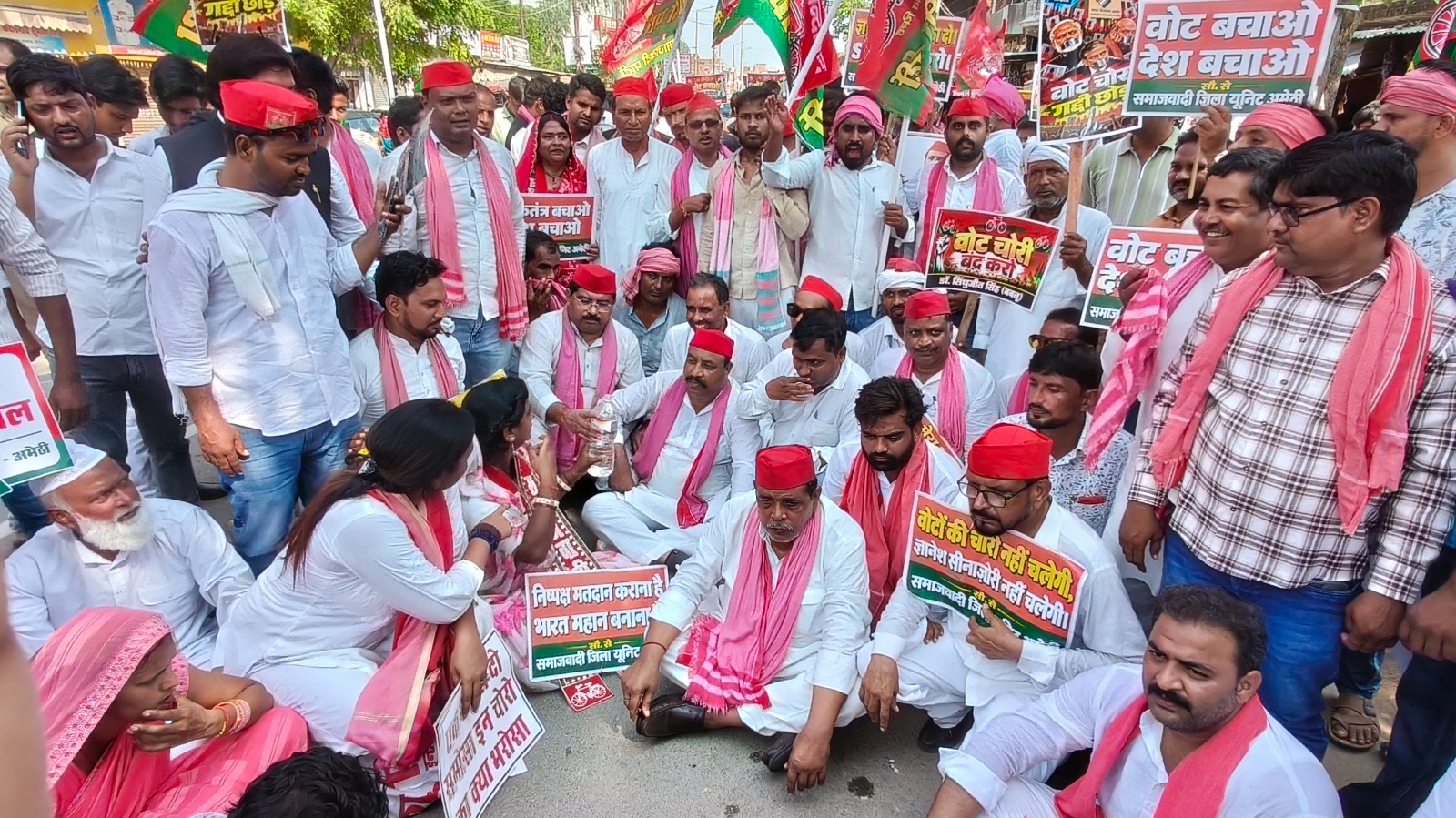 अमेठी में चुनाव आयोग के खिलाफ सपा का हल्ला बोल, सड़क पर उतरे कार्यकर्ता