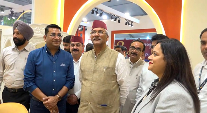 पूर्व मुख्यमंत्री त्रिवेंद्र सिंह रावत ने किया स्टॉल का दौरा, आधुनिक फर्नीचर की रेंज को सराहा